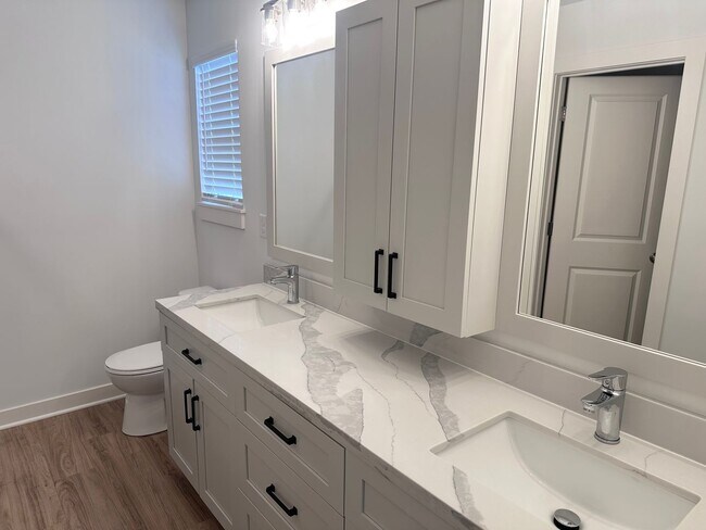 Building Photo - 4 Bed | 3 Bath | 1 Car Garage Duplex in Kansas City