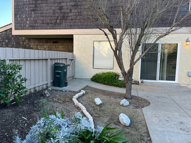 Building Photo - Newly Renovated Cul-De-Sac Home In The Des...