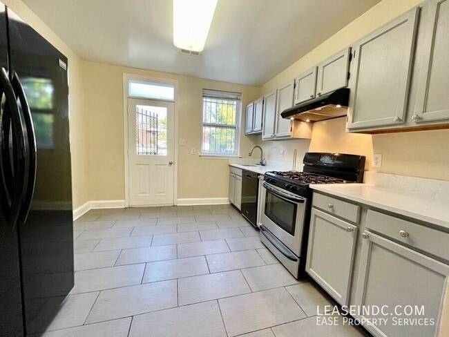 Building Photo - 2025 Flagler Pl NW