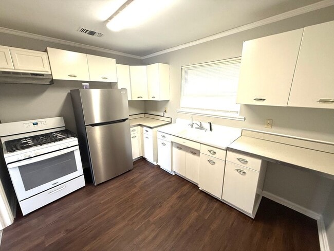 Building Photo - ** 3 Bed 1 Bath Located in Montgomery Heig...