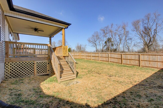 Building Photo - Fresh and Clean 3 bed 2 bath.  Sweet layout!