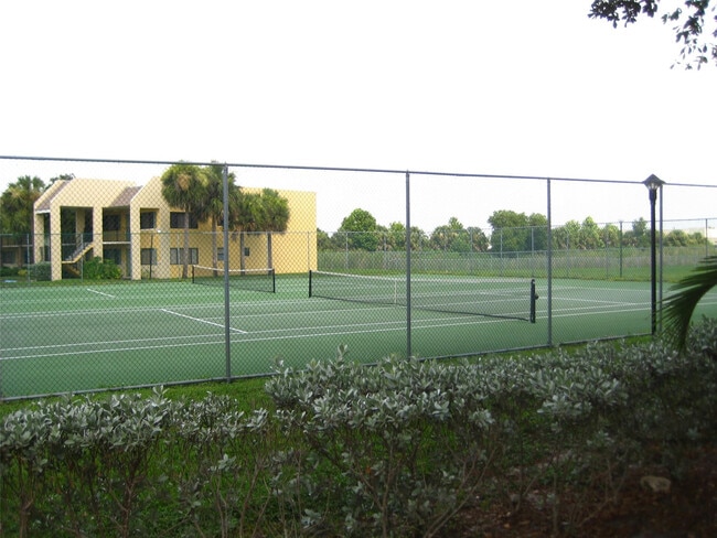 Building Photo - 1529 Meadows Cir W