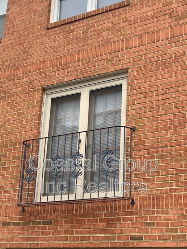 Building Photo - 527 W 20th St