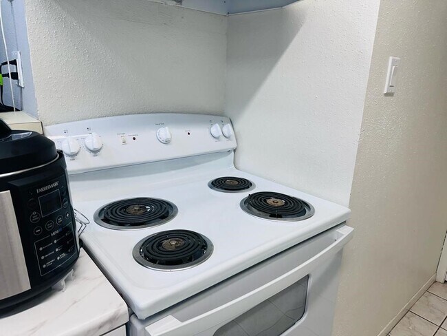 Building Photo - 2750 Holly Hall St