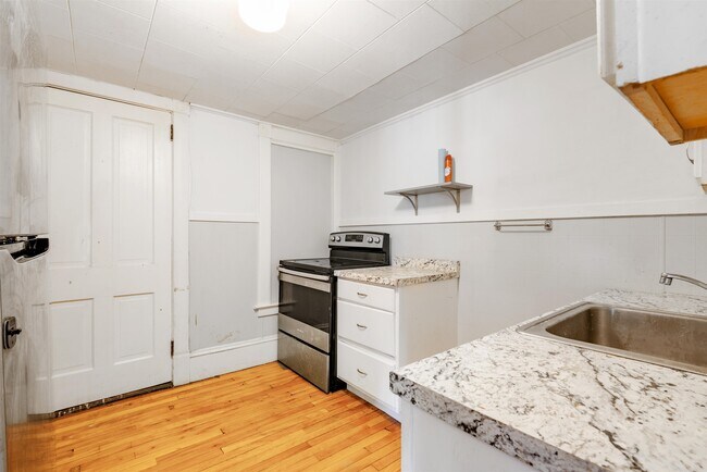 Building Photo - 4 Elm St