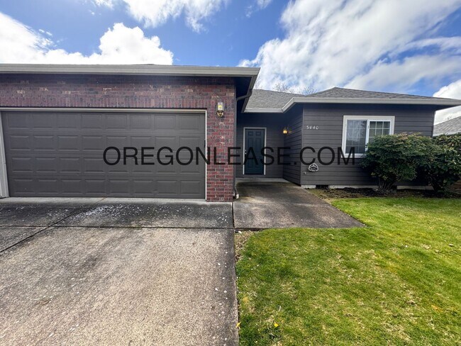 Primary Photo - 3 bedroom North Eugene home with full size...