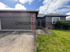 Building Photo - 3 bedroom North Eugene home with full size...