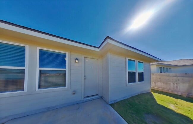 Building Photo - Saddle Creek