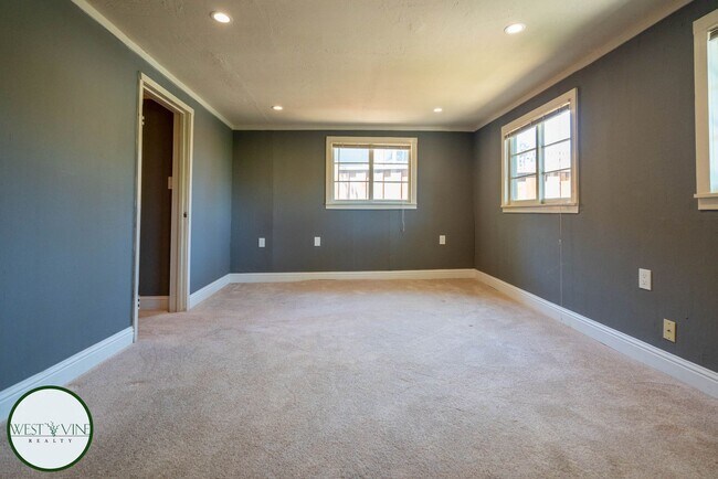 Building Photo - 10 Bayview Ct
