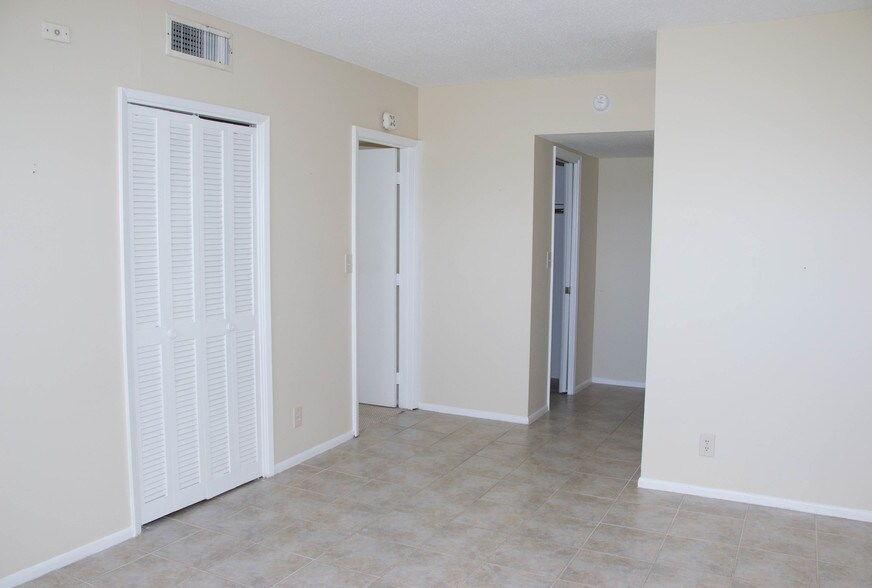 Building Photo - 2801 N Palm Aire Dr