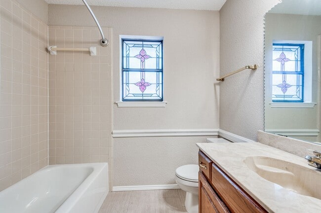 Building Photo - 3 Bed/2bath House next to Lake Arlington!