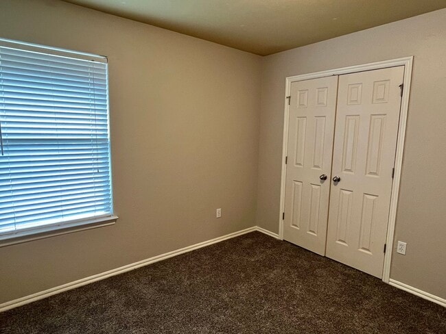Building Photo - 4 Bed 2 Bath Home in Mustang Schools