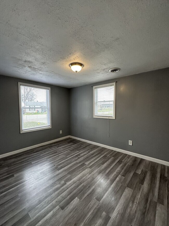 Building Photo - Your Yorktown Home Base | Love Coming Home