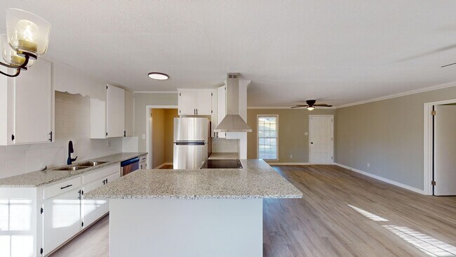 Building Photo - 4 Bed/2 Bath in Daniel Pratt School District