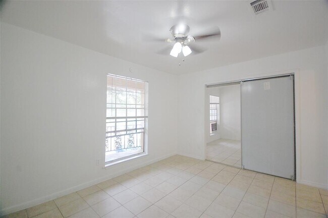 Building Photo - 5704 Edgemoor Dr