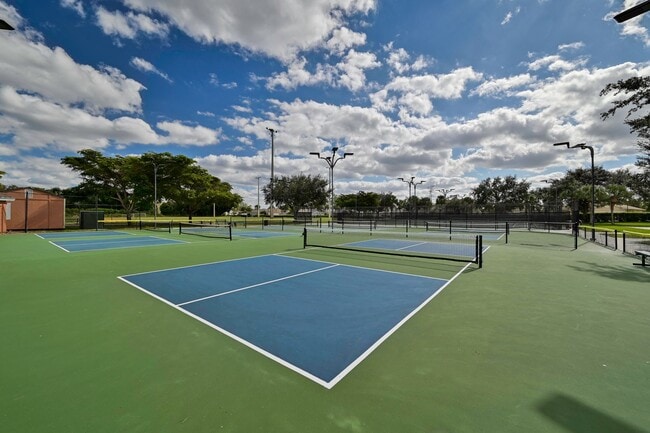 Building Photo - **SHORT-TERM RENTAL - FURNISHED TURNKEY 2+Den/2 CONDO in Stoneybrook**