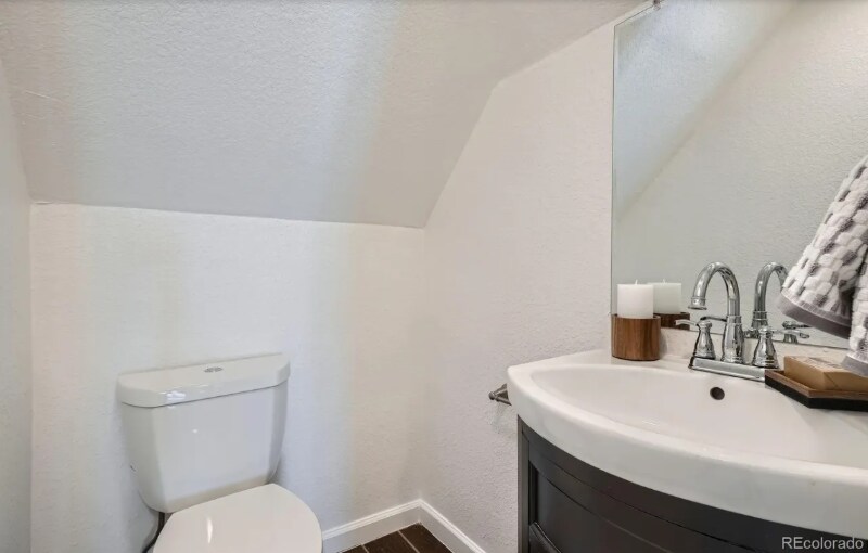 Building Photo - 2426 S Acoma St