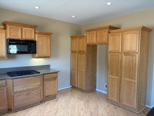 Building Photo - 32586 Galleano Ave