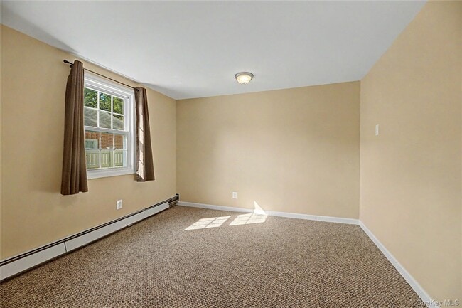 Building Photo - 28 Round Hl Dr