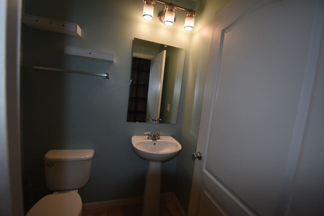 Building Photo - 4 Bed/3.5 Bath, Pool and Waterfront home, ...