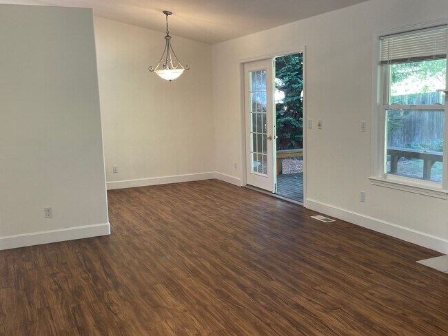 Building Photo - Single Level Holmes Harbor Charmer!