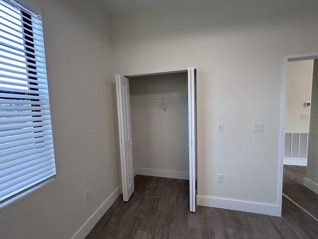 Building Photo - 3915 Rodeo Dr N