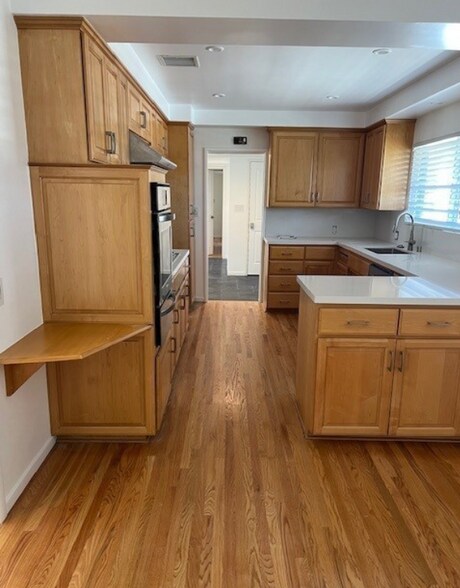 Building Photo - 9647 Vanalden Ave