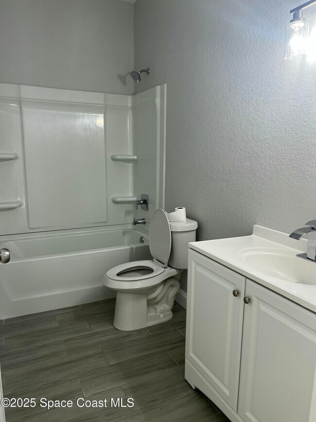 Building Photo - 571 San Filippo Dr SE