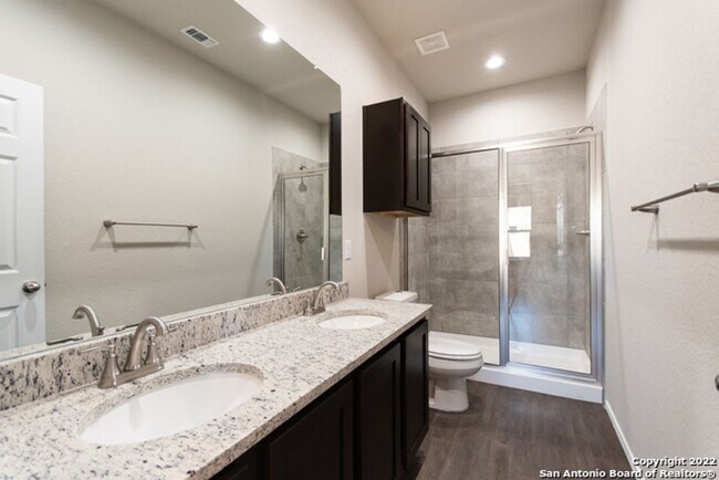 Building Photo - Luxury duplex in Seguin!
