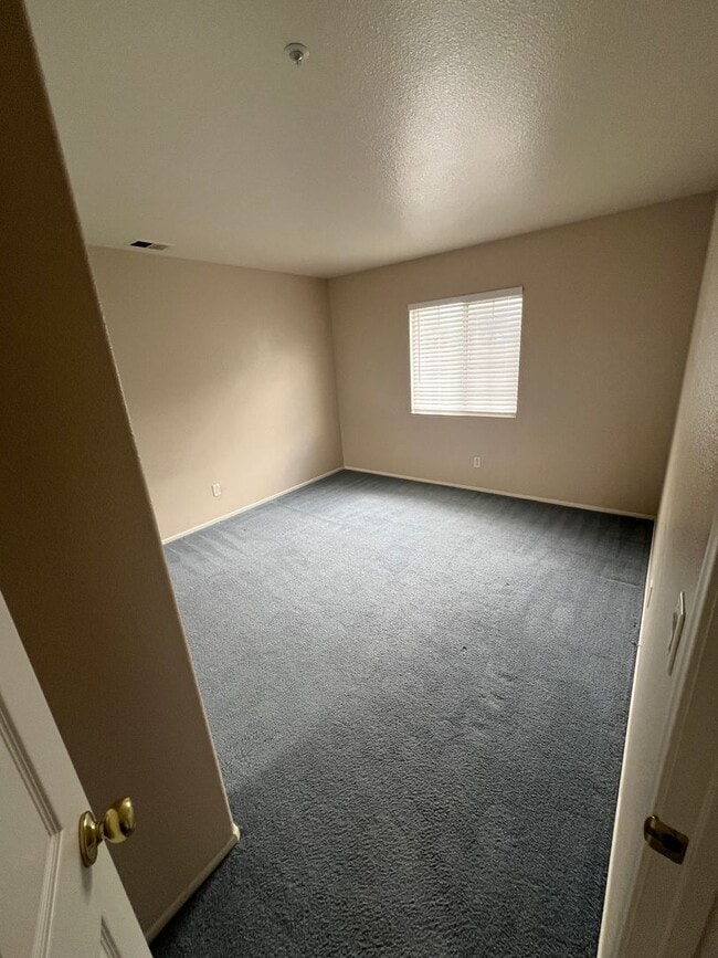 Building Photo - Spacious 3-Bedroom Home with Loft, 3-Car Garage & Large Backyard in Desirable South Loma Linda