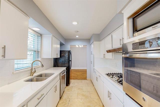 Building Photo - 9405 Pinewood Dr