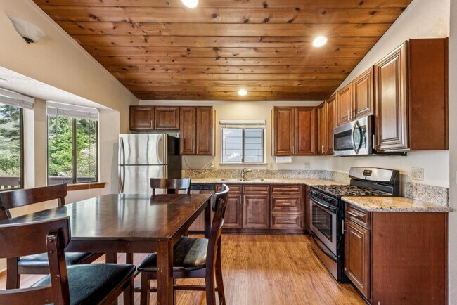 Building Photo - 725 Ivy Ln