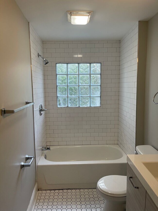 Building Photo - 665-667 Siebert St