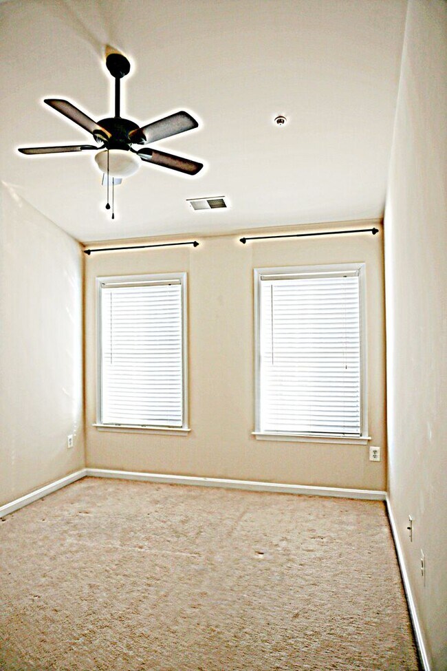 Building Photo - Exquisite Townhouse in Orchard Run Germantown