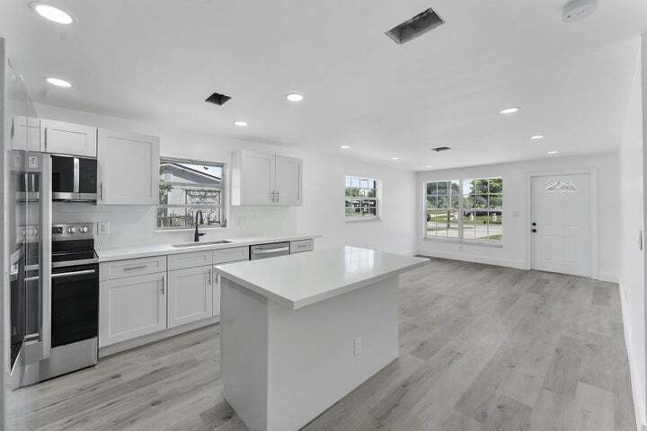 Building Photo - 354 NW 4th Pl