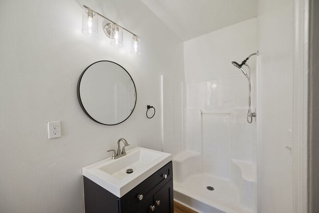 Building Photo - SHORT TERM RENTAL: Beautifully Renovated C...