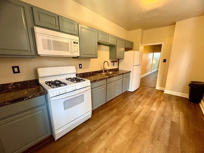 Building Photo - 3 Bedroom 1 Bathroom in Harrisburg!