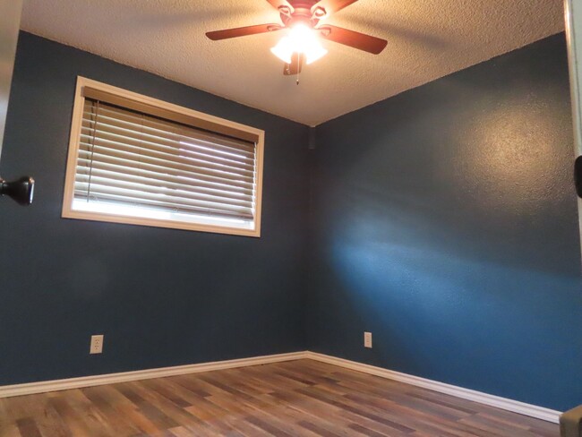 Building Photo - Remodeled 3 Bed/ 1 Bath Avaiable Now in th...