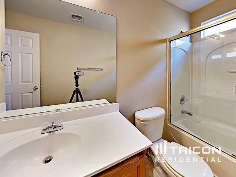 Building Photo - 22040 W Gardenia Dr