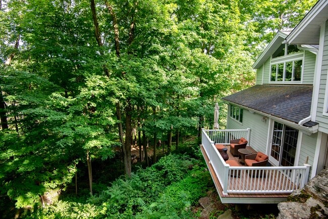 Building Photo - 172 Ponus Ave