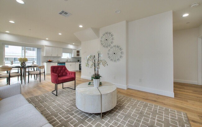 Building Photo - Luxury 2 & 4 Bed Townhomes in NoHo!