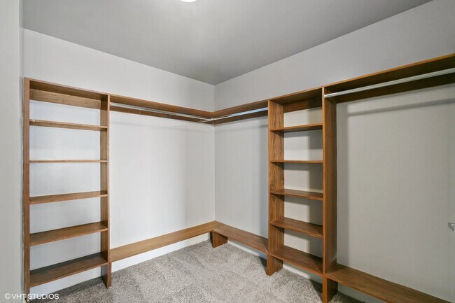 Building Photo - Luxury Meets Location – Prime 1 Bed Near H...