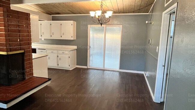 Building Photo - 3 bedroom/ 1.5 bathroom home with a detach...