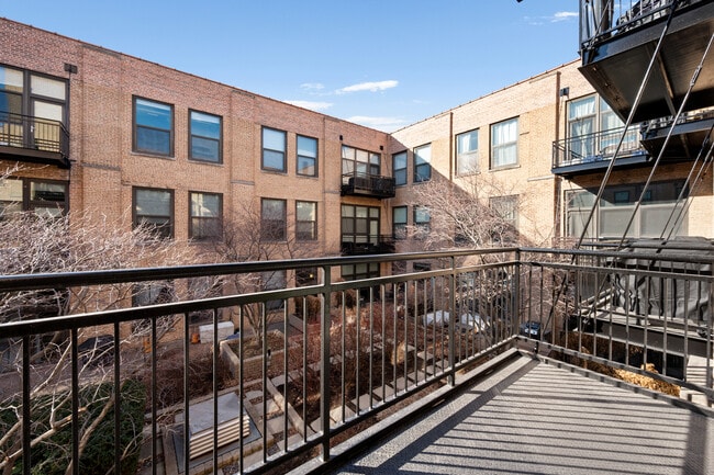 Building Photo - 1040 W Adams St