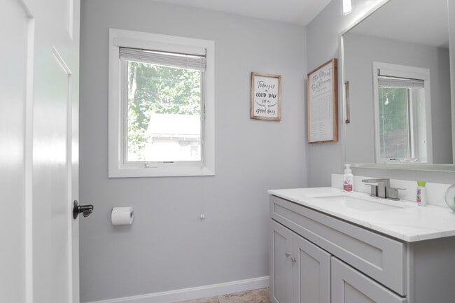 Building Photo - 22 Allen St