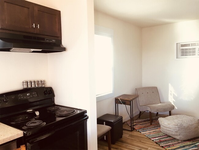 Building Photo - 4550 Lakeshore Blvd