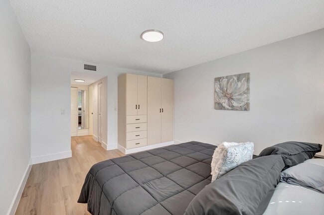 Building Photo - 17 Colonial Club Dr