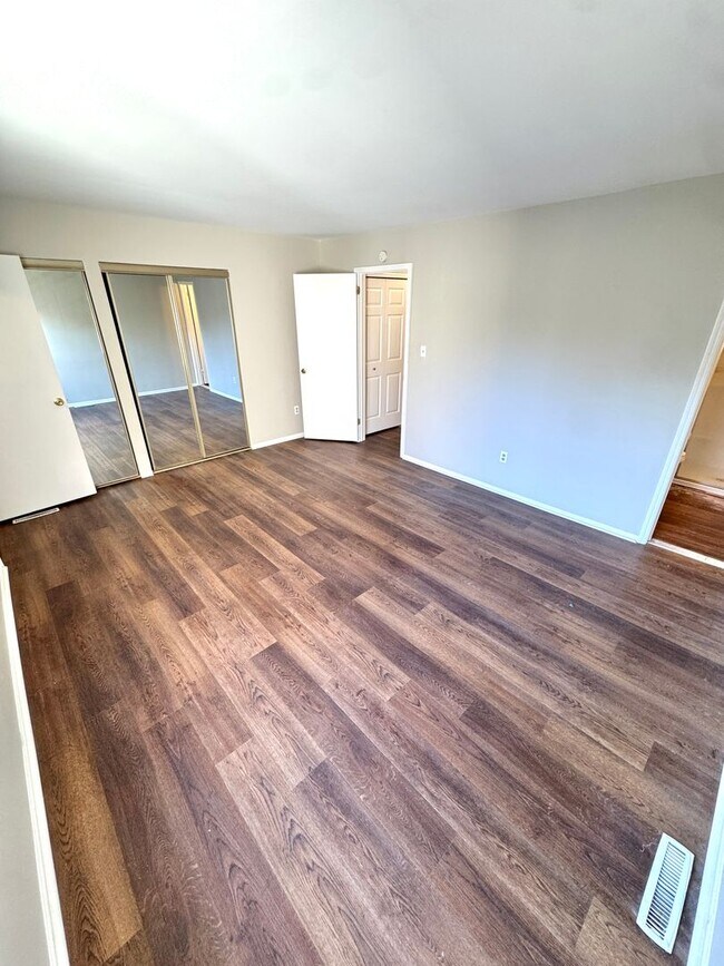 Building Photo - THREE BEDROOM TOWNHOME-PARKLAND SCHOOLS!