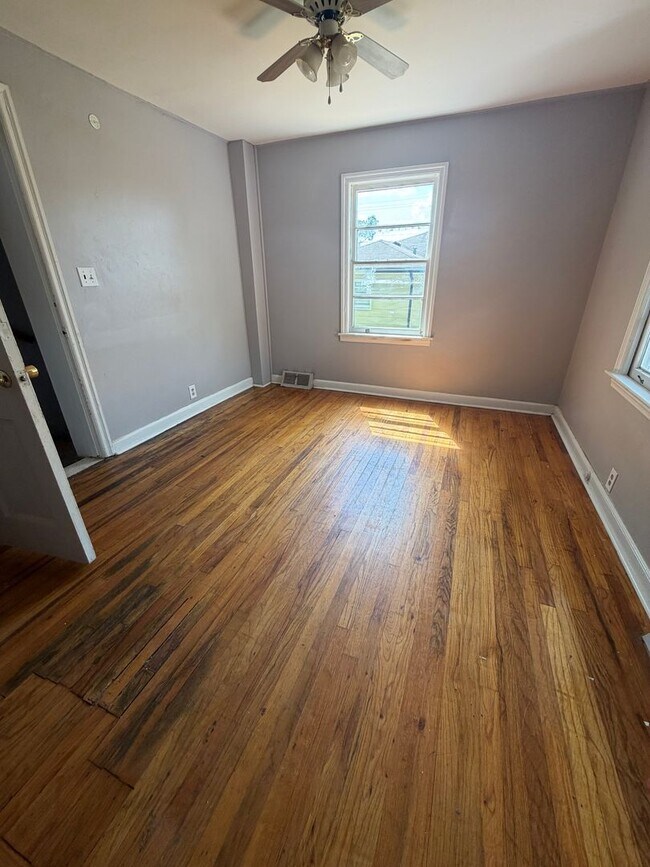 Building Photo - Large Home in Great Area