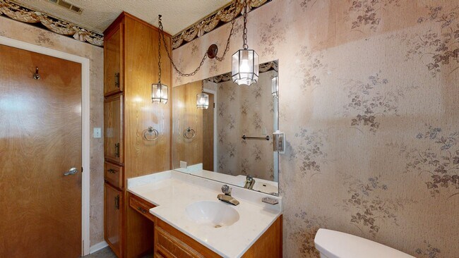 Building Photo - 2 WEEKS FREE + $1,595 for a 3 Bedroom vintage charmer in Harker Heights!